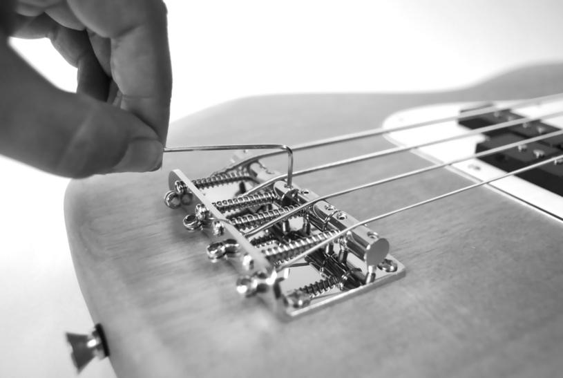 Nach dem Einstellen der Saitenlage können Sie die Oktavreinheit der Gitarre prüfen und ggf. nachjustieren.