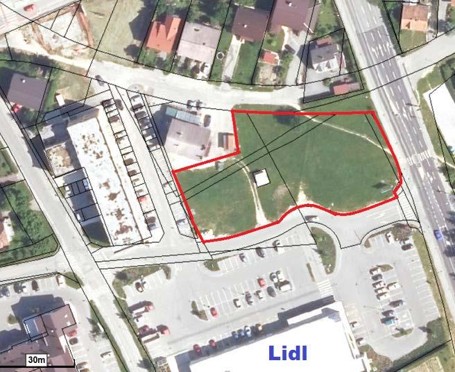 MIKRO LOKACIJA / MIKRO-STANDORT / MICRO LOCATION Zemljišče leži v centru Brežic, poleg Lidlove poslovalnice, ob glavni vpadnici v mesto.