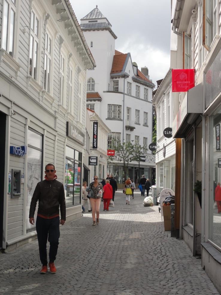 Donnerstag, 12. Juni 2014 Heute sieht das Wetter schlecht aus, also fahren wir nach Stavanger. Nach einer halbstündigen Fahrt mit der Fähre von Tau kommen wir direkt im Hafen im Zentrum der Stadt an.