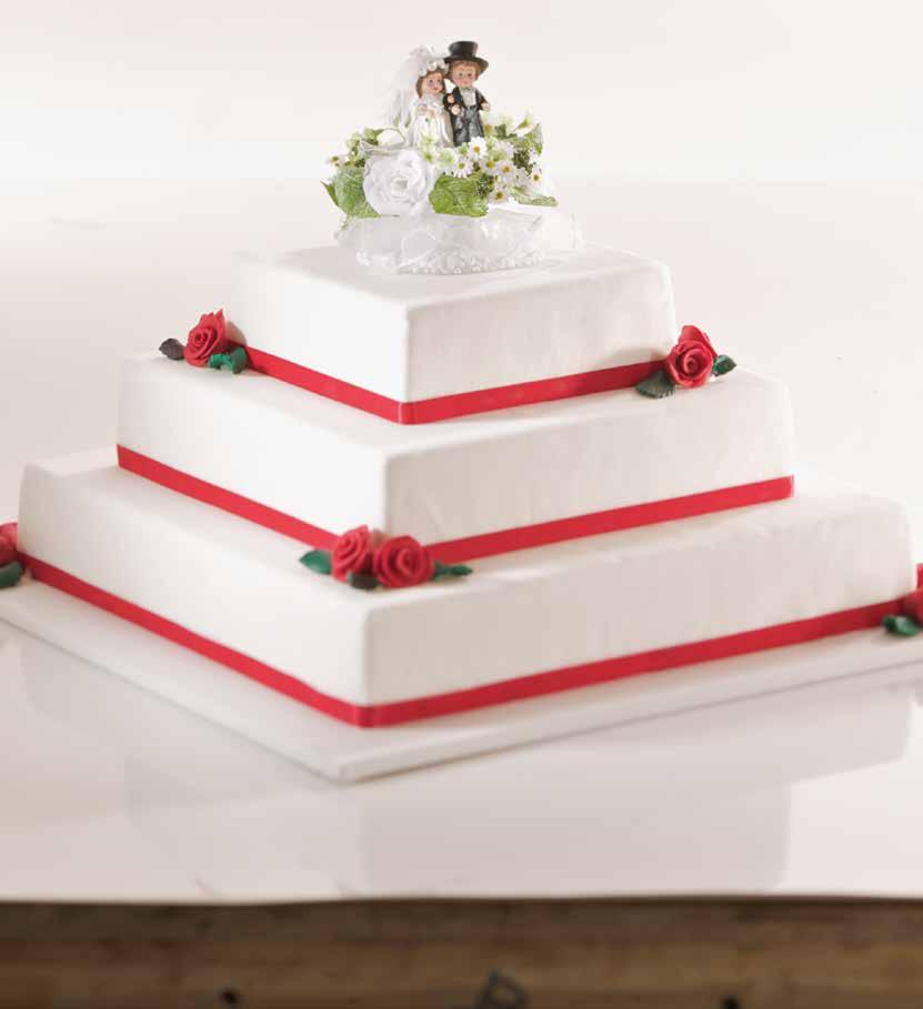 STUFEN INS GLÜCK Schritt für Schritt ins Glück: Unsere Stufentorte ist eine Hochzeitstorte für die Liebhaber klaren Designs.