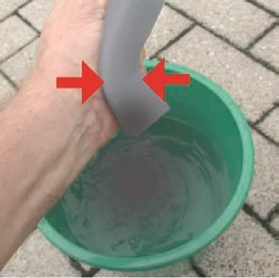 Nicht auswringen, einfach ausspülen und das überflüssige Wasser wieder auskneifen. Nach dem Gebrauch den Schwamm trocknen lassen und trocken aufbewahren.
