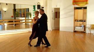 sportspaß TANZSPECIAL Tipps für Tanzwütige FOTOS: Schulz (), Bar Nando () Tango Argentino 8 Jahre Tanzerfahrung Das Ehepaar Thomas und Kaija Kielau unterrichtet seit fast drei Jahren Tango Argentino