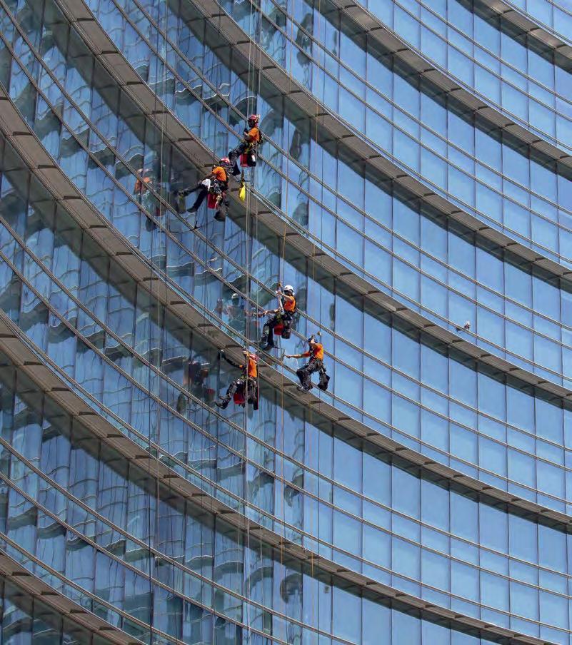 100 Seilklemmen Window washing Unicredit Tower A, Milano, Italy. Petzl / vuedici.