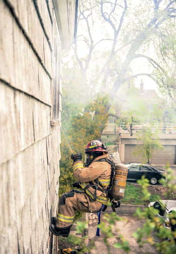 32 Selbstrettung Ein typisches Beispiel ist ein in einer brennenden Struktur eingeschlossener Feuerwehrmann.