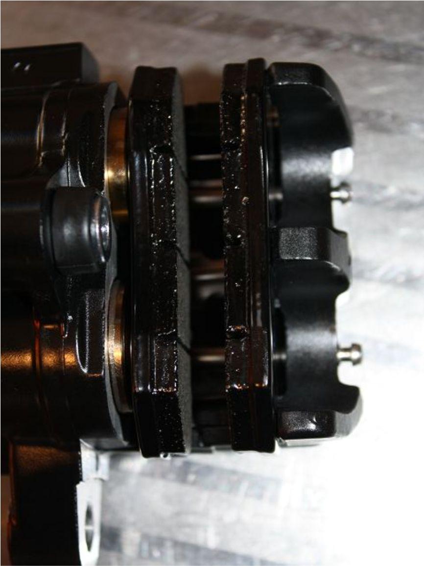 Nachdem das Bremsbelagblech eingesetzt wurde, können die zwei Bremsbeläge eingesetzt werden.