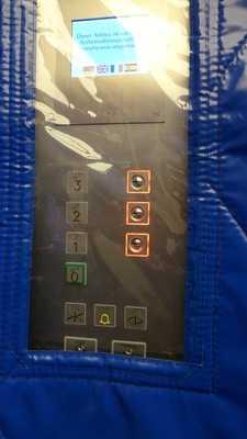 Aufzug zur Bedienelemente im Aufzug zur Breite der Bewegungsfläche vor der Einstieg: 225 cm Tiefe der Bewegungsfläche vor der Einstieg: 500 cm Lichte Durchgangsbreite der Aufzugtür: 160 cm