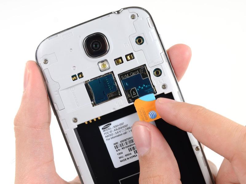 Schritt 5 SIM Karte Verwenden Sie einen Kunststoff Öffnungswerkzeug oder dem Fingernagel, um die SIM-Karte etwas tiefer in den