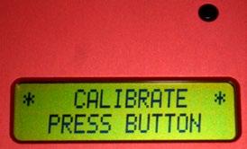 Erklärung der Menü-Elemente: Nach dem Einschalten erscheint im Display: Calibrate - Press Button Durch Drücken der silbernen Taste am Messkopf wird das Gerät kalibriert.