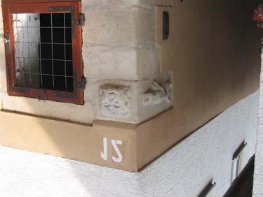 Turmstraße 12 (am Wohnhaus) Steinreliefs: Neidkopf und