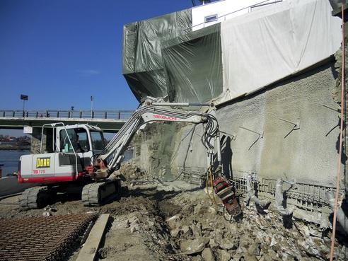 Abtrag Granitmauer und gleichzeitige Herstellung Spritzbetonwand Folienabdichtung Vorland Um eine Unterströmung der Hochwasserschutzmauern zu verhindern, wurde eine horizontale Folienabdichtung