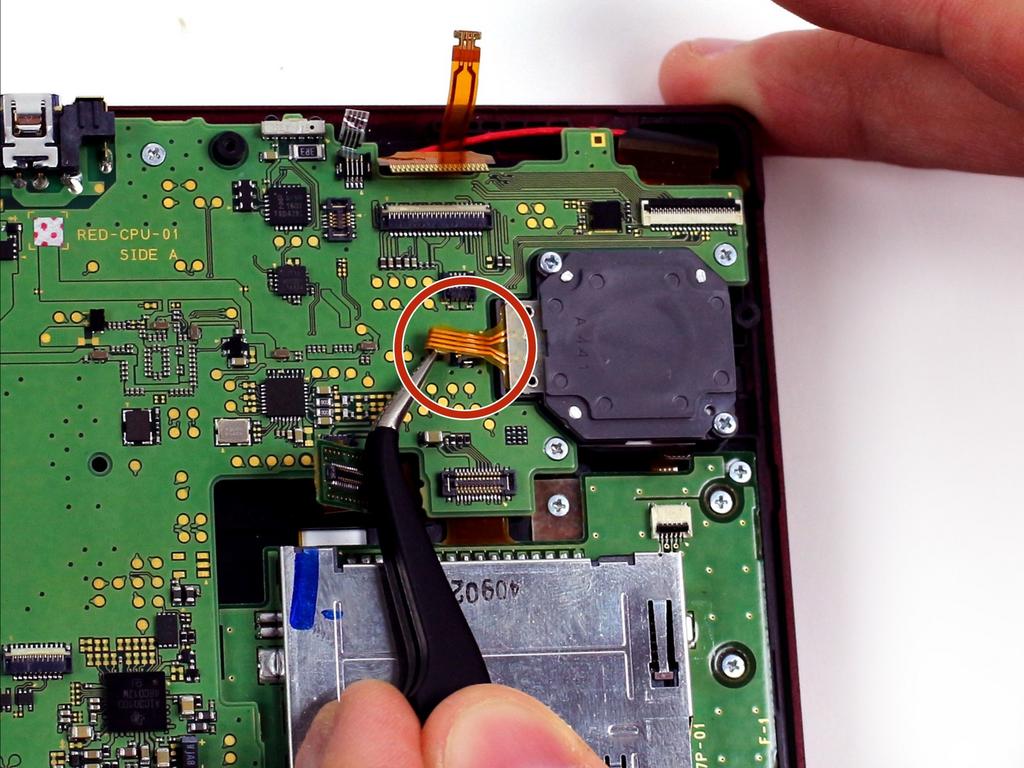 Nintendo 3DS XL 2015 Steuerkreuz austauschen Schritt 8 Die beiden Verbinder zu den Flachbandkabel der L/R/ZL/ZR Tasten können mit einer Pinzette gelöst werden.