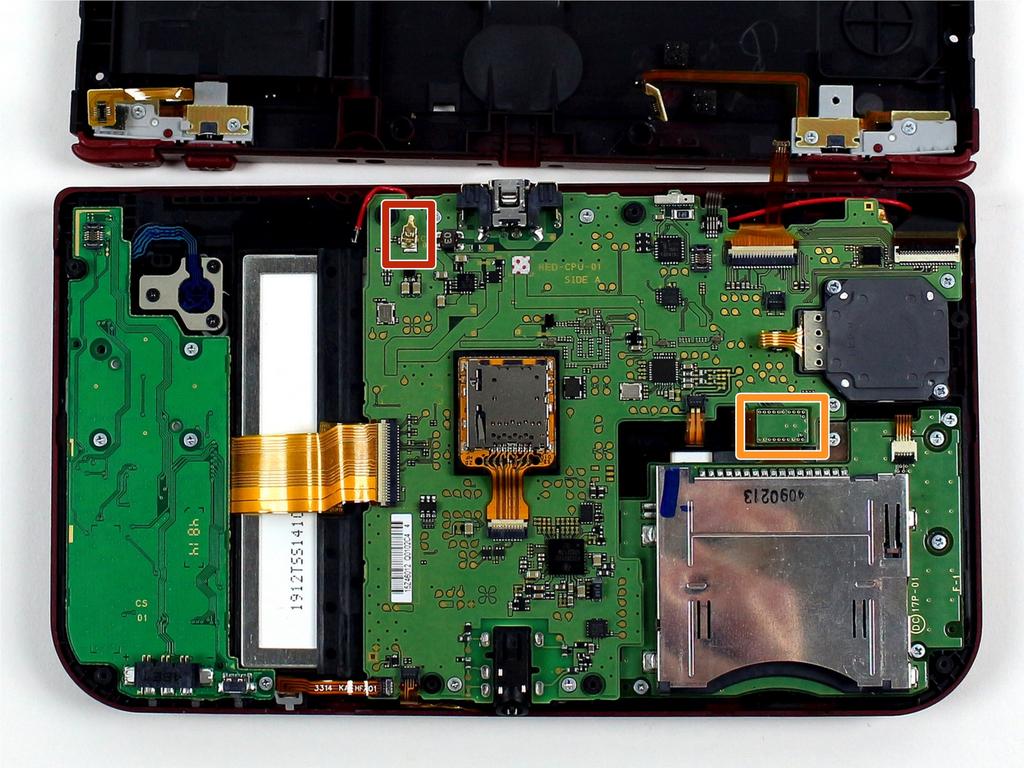 Nintendo 3DS XL 2015 Steuerkreuz austauschen Schritt 12 Finde den goldfarbenen Stecker mit dem roten Kabel oben links auf der Hauptplatine.