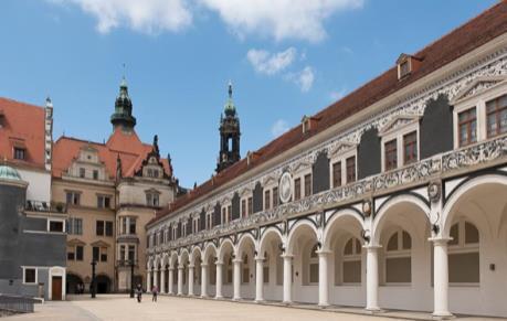 Der besondere Stadtrundgang Erleben Sie Dresden zu Fuß und entdecken Sie die sächsische Hauptstadt in einem Stadtrundgang durch die historische Altstadt. Lassen Sie sich zu einer Zeitreise verführen!