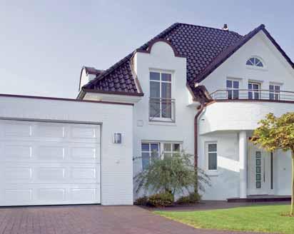 Abgestimmt auf den Baustil des Hauses: Garagentore und Hörmann Haustüranlage.