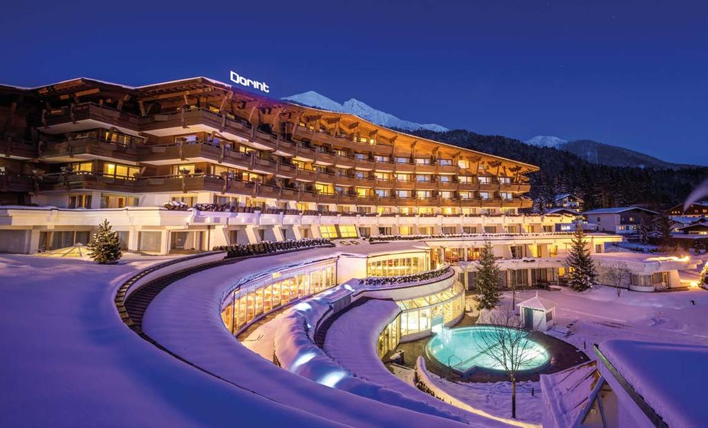 44 aus.zeit Dorint Alpin Resort Seefeld ein Wintermärchen Ebenfalls im ersten Stock lädt die Kaminlounge zum entspannten Aperitif vor dem Abendessen ein.