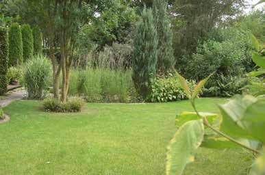 Gärten im Landkreis München a Bunter, ländlicher Garten Dieser natürlich gestaltete ländliche Hausgarten bezaubert mit einer Vielzahl von Blumen, Stauden und Kübelpflanzen sowie Obstbäumen,