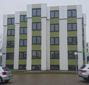 Das Projekt Studentenwohnheim mit 52 Bettplätzen Baujahr 1984 Fernwärmeversorgung f P = 0,66 Teilmodernisierung 2011 Flachdach (16 cm WLG 035 im Mittel) Fassade 3.