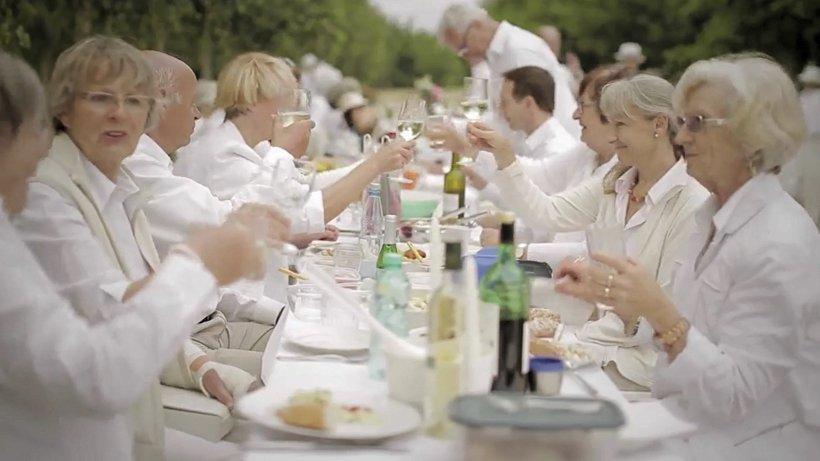 Gemeinsames feiern: Das Weiße Dinner am Stadtparksee nutzte NeNo zum Kennenlernen Die ARD Fernsehlotterie zeigt bei der Ziehung der Gewinnzahlen am Sonntag