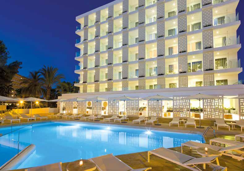 Das Hotel HM Balanguera Beach liegt nur 50 m vom Strand Playa de Palma entfernt, mit feinem weissen Sand, kristallklarem Wasser und einer schönen Promenade.