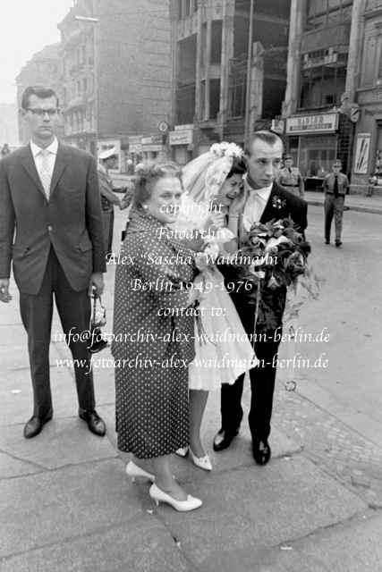 1961 - an der Friedrichstraße Checkpoint Charly sucht das Brautpaar Grotzke mit dem Fernglas die Verwandten und die Mutter der Braut in