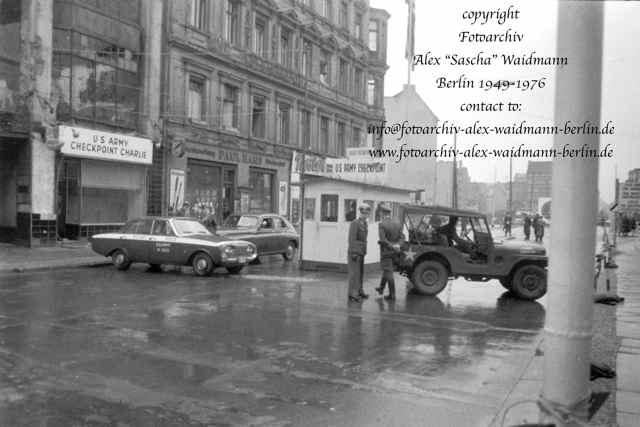 1962 an der Grenze Friedrichstraße, trotz Warnung der West- Berliner Polizei