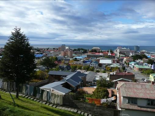 Übernachtung mit Frühstück in Punta Arenas Tag 2 Punta Arenas Isla Magdalena und Fahrt nach Puerto Natales Am Morgen haben Sie die Exkursion zu der Pinguinkolonie Isla Magdalena, welche sich ca.