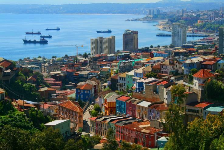 Direkt hinter der Cordillera de la Costa liegt die bunte Stadt Valparaíso am Pazifik.