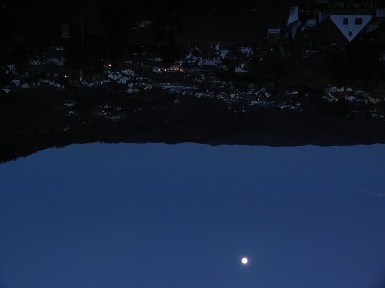 Abb. 2: Der fast volle Mond über Adenau. Nachdem alle ihre Zimmer bezogen haben, treffen wir uns gegen 19 Uhr zum gemeinsamen Abendessen.