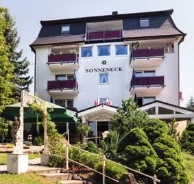 Das 3* Hotel Sonneneck liegt direkt in der Kurzone. Die Eingangshalle mit Wintergarten, die sonnige Terrasse mit Liegewiese sowie ein Fahrstuhl gehören zur Ausstattung.