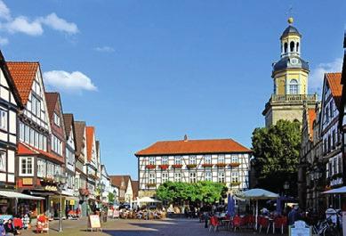 Tagesfahrten 2018 Bielefeld Fahrt ins Weserbergland - historisches Rinteln und Stift Fischbeck Rinteln mit seiner kleinen, aber feinen Altstadt gilt als Kleinod der Weserrenaissance.