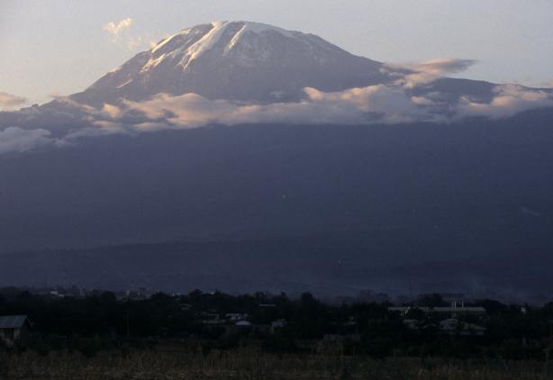 Reiseverlauf 2016 1. Tag: Anreise Flug nach Tansania am Abend. 2. Tag: Meru View Lodge Ankunft am Kilimanjaro Airport und Fahrt zur gemütlichen, deutsch geführten Meru View Lodge in der Nähe von Usa River bei Arusha.