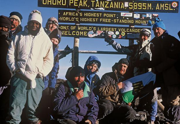 Zur Rechten erhebt sich der mächtige Mawenzi. Kurz vor dem Ziel wird der Anstieg steiler, doch nach 6-7 Stunden und ca. 11 Kilometern haben Sie das Ziel auf 4700m erreicht. FMA 12.