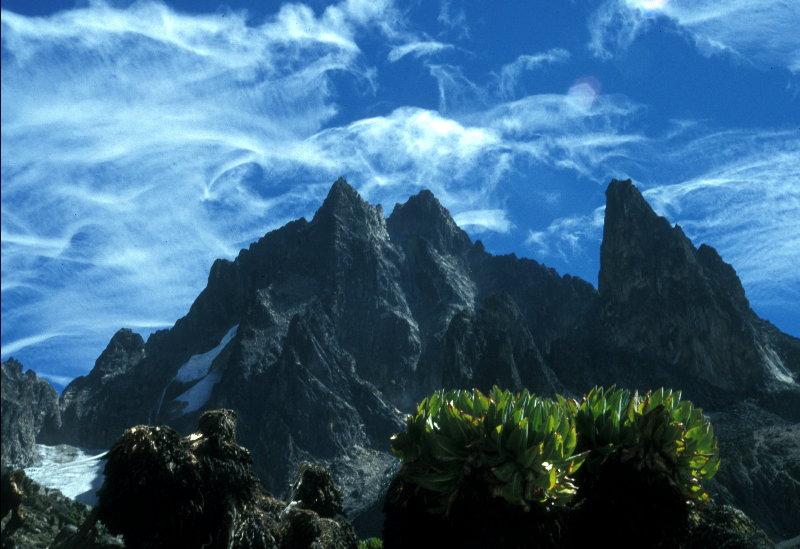 Nationalpark (links), der Mount Kenia (rechts).