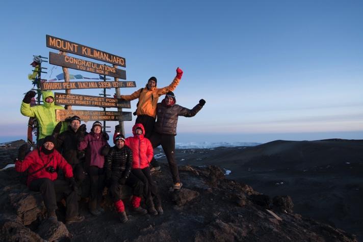Bilder (v.l.n.r.): Team am Mount Kilimanjaro Schild und am Reusch Krater SummitClimb.de / Julian Beermann III.
