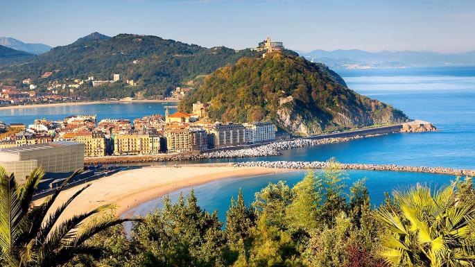 schönste Stadt an der baskischen Küste. Die Kulturhauptstadt 2016 liegt an einer Traumbucht, umgeben von den Ausläufern der Pyrenäen.