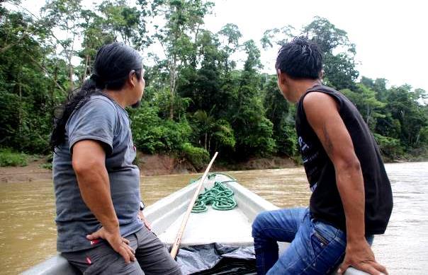 11 Auch in Amazonasregenwald in Ecuador bewegen sich die Menschen anders fort als bei uns: hier sind die wichtigsten Reisemittel Boote und kleine Flugzeuge.