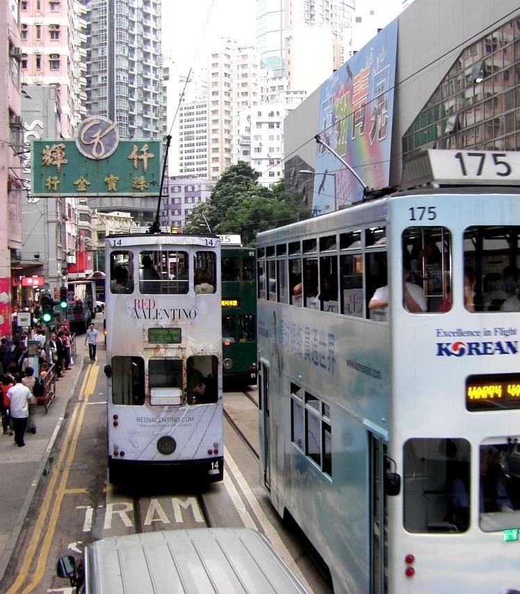 7 Klar, Doppeldecker-Busse gibt es auch bei uns. Aber mit Fenstern zum öffnen und dann auch noch auf Schienen? Diese zweistöckigen Straßenbahnen fahren durch Hongkong in China.