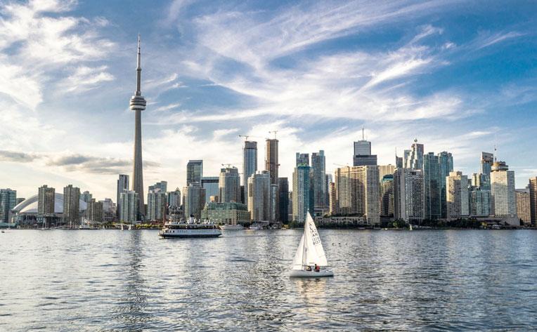 198 KANADA BUSREISEN Kanadische Kontraste Toronto DIE ADAC REISEN EXPERTEN EMPFEHLEN In nur zwei Wochen entdecken Sie die interessantesten Highlights im Osten und Westen Kanadas.