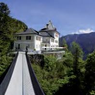 Das berühmte Beinhaus, malerische Häuser und Plätze sowie die einzigartige Lage zwischen Berg und See verzaubern jeden Besucher.
