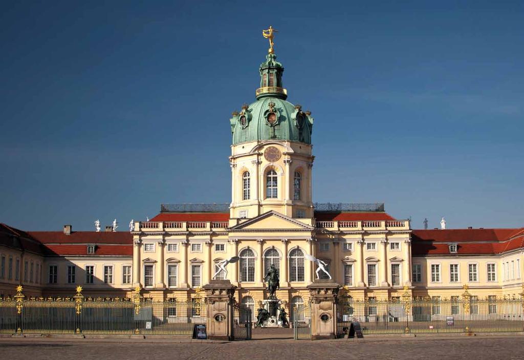 Aktuell 11 2-Euro-Gedenkmünze Schloss Charlottenburg repräsentiert Berlin Die dreizehnte 2-Euro-Gedenkmünze in der Serie Bundesländer ehrt den Stadtstaat Berlin.