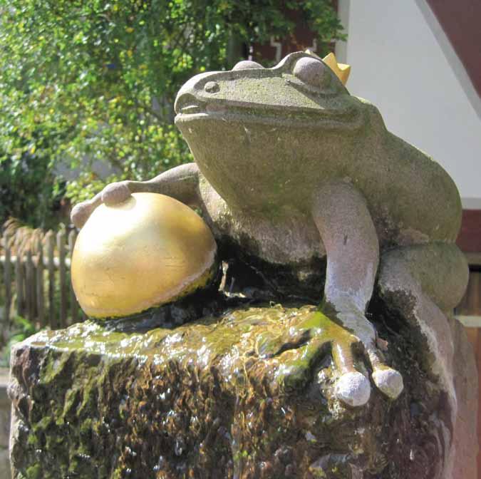 Aktuell 7 Froschkönig an einem Brunnen im hessischen Naumburg am Ende des Märchens eine Rolle, sodass heute der Titel Der Froschkönig für das Märchen gebräuchlich ist.