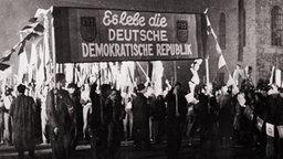 gesamtdeutsch angedacht war. Als die Westmächte nun klar auf eine Teilstaatenlösung hinarbeiteten, initiierte die SED den "Deutschen Volkskongress für Einheit und gerechten Frieden".