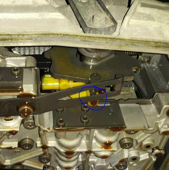 (2) Wählschieber-Verbindung (3) Steckrohr- zwischen EHS und Getriebegehäuse(sieht man nicht solange die EHS an Getriebe