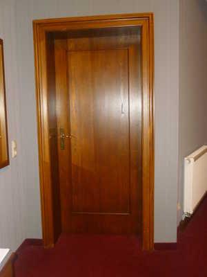 Zugang über: Treppe zu den Zimmeretagen, Aufzug zu den Zimmeretagen Auf folgende zu benutzende Flure / Durchgänge auf dem Weg zum
