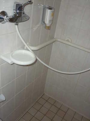 Haltegriff und Amaturen in der Dusche Waschbecken Duschstuhl Zugang Der Sanitärraum gehört zu: Zimmer 7 Zugang zum Sanitärraum über eine Stufe