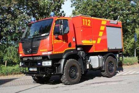 TLF 2000 auf Unimog U20 Feuerwehr Wuppertal Fahrgestell Aufbau Unimog U20 Radstand: 2700mm Fahrzeughöhe: 3100mm Zulässiges Gesamtgewicht: 9.