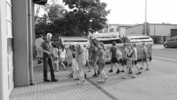 - 3 - Amtsbote Röthlein Amtliche Nachrichten Schülerinnen und Schüler der Grundschule Röthlein besuchen den Gemeindebauhof Am Montagmorgen nach dem Samba de Röthlein Wochenende wunderten sich die