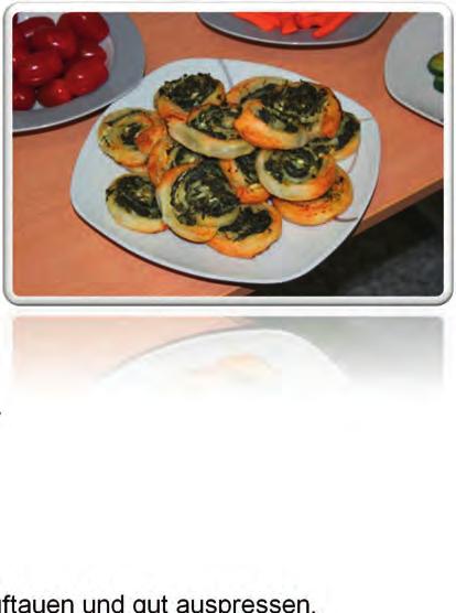 Blätterteig-Spinat-Schnecken Zutaten: 2 Knoblauchzehen 1 Pack. Schafskäse (Feta) 1 Pack. Blattspinat (ca. 400 g) 2 Pack.