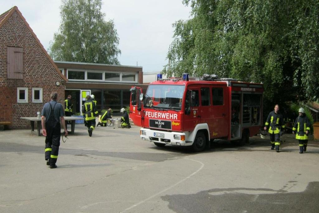 2011 - Alarmübung (Großbrand) Grundschule Trent Im Rahmen einer Amtsübung wurde mit 8 Wehren das neue Führungskonzept des Kreisfeuerwehrverbandes als Pilotprojekt