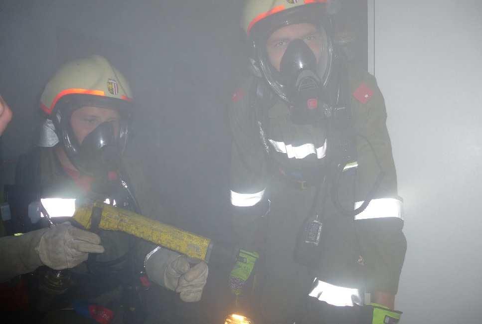 JAHRESBERICHT der Freiwilligen Feuerwehr Losensteinleiten 17 Bericht des Atemschutzwartes Ein arbeitsreiches, aber von größeren Brandeinsätzen verschontes, Jahr ist wieder vorüber.